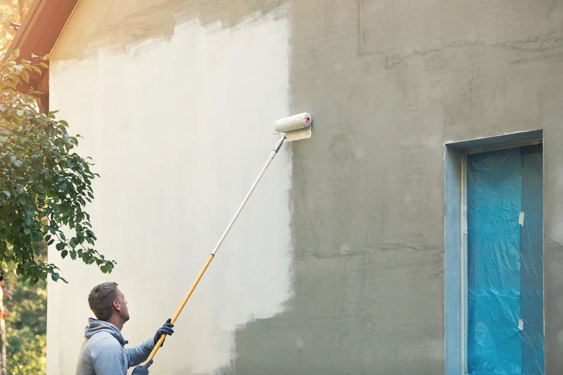 Pintor trabajando en una fachada en Villanueva